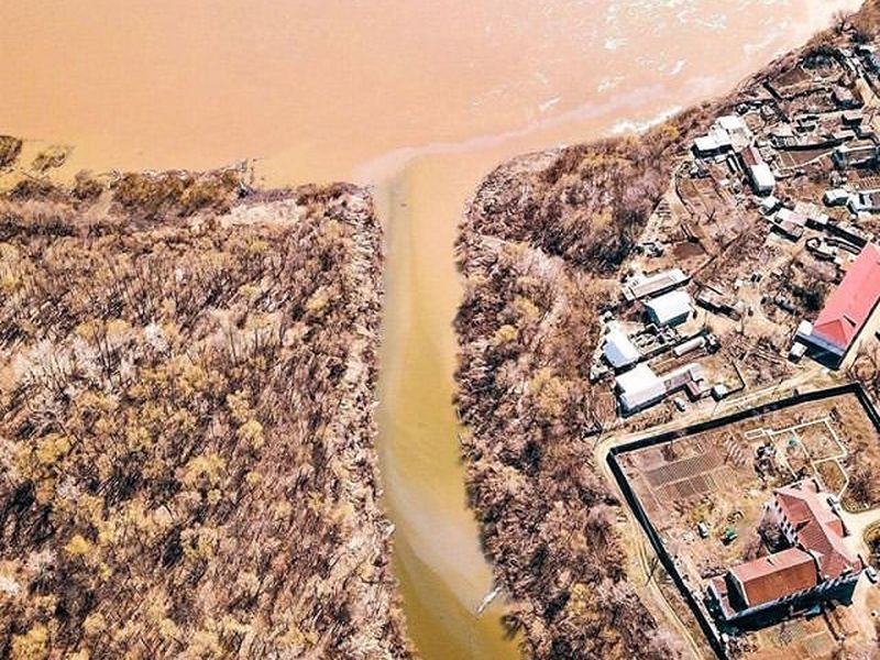 Масляные пятна появились в затоне Чапаева при «крушении корабля»