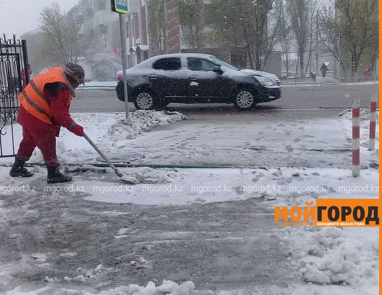 В Атырау коммунальные службы продолжают работать в усиленном режиме