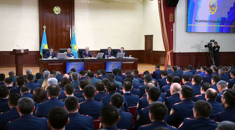 Токаев на встрече с руководством МВД: Полиция должна завоевать доверие населения