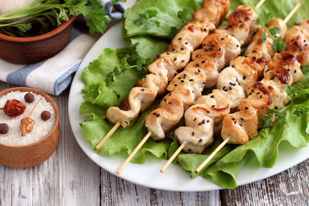 Шашлычки из курицы на шпажках