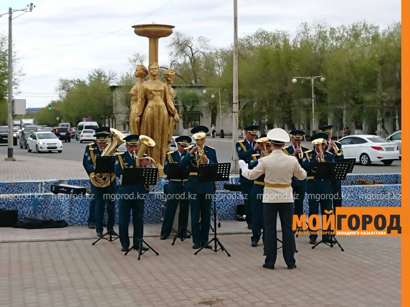 Духовой оркестр в Атырау переиграл хит российской IOWA (видео)