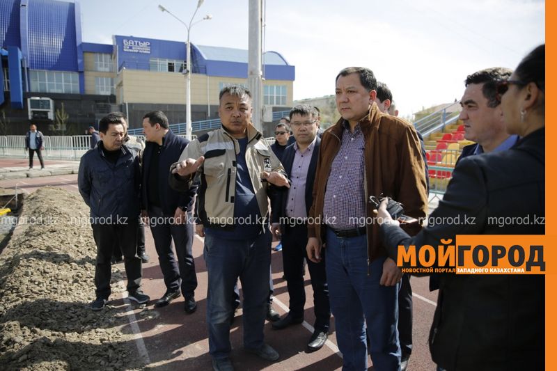В Атырау до конца мая обновят газон футбольного поля в стадионе «Мунайшы»