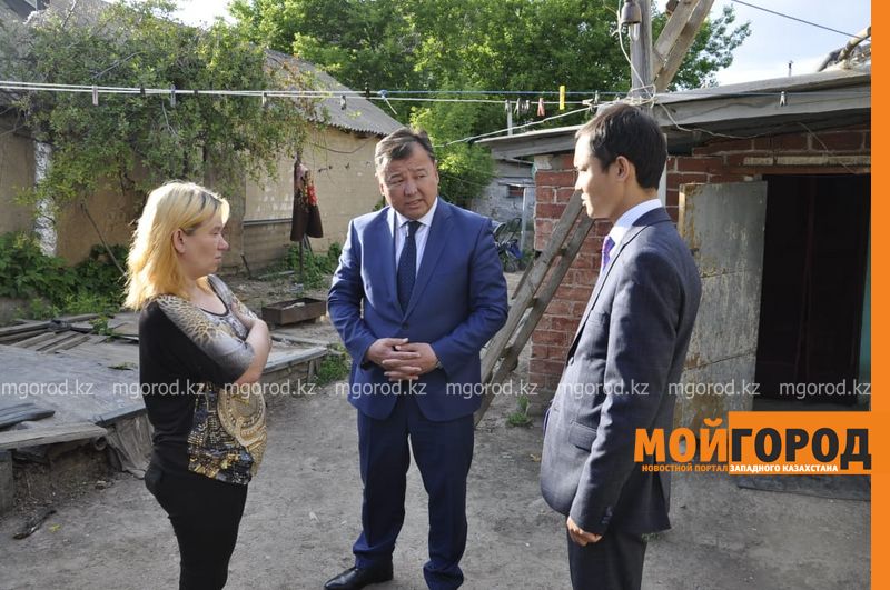 Аким Уральска пообещал помочь многодетной матери, которой негде жить
