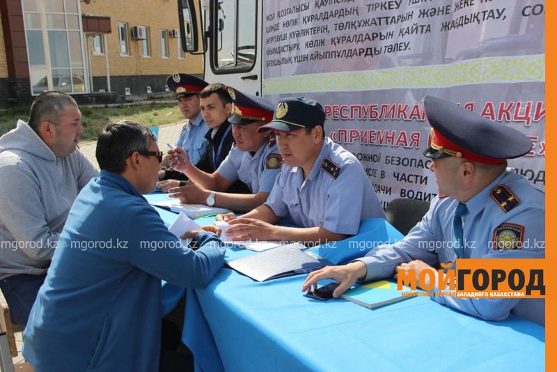 Более двух сотен человек проконсультировали на дороге Актюбинские полицейские