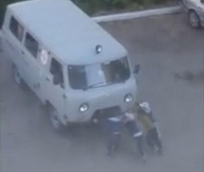 В Уральске дети вскрыли двери скорой помощи отверткой