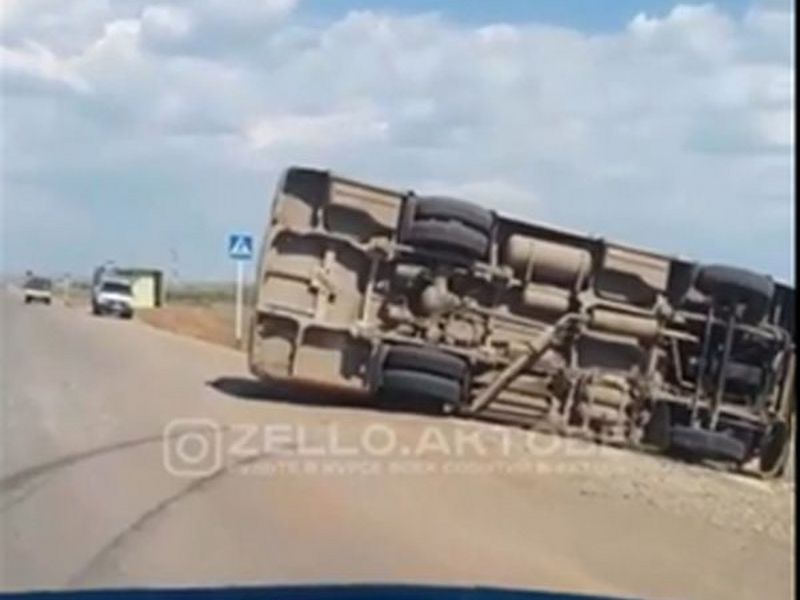 В пригороде Актобе перевернулся пассажирский автобус