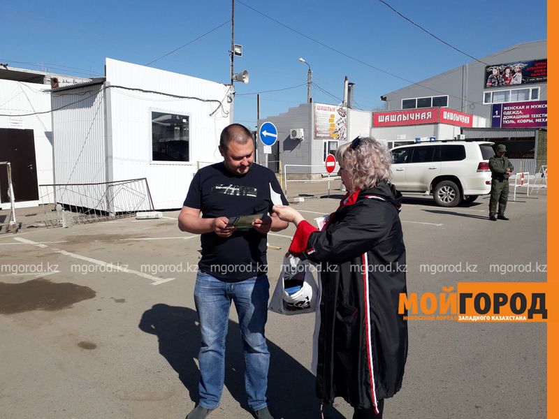 Более сотни человек прошли флюорографию на рынке в Уральске