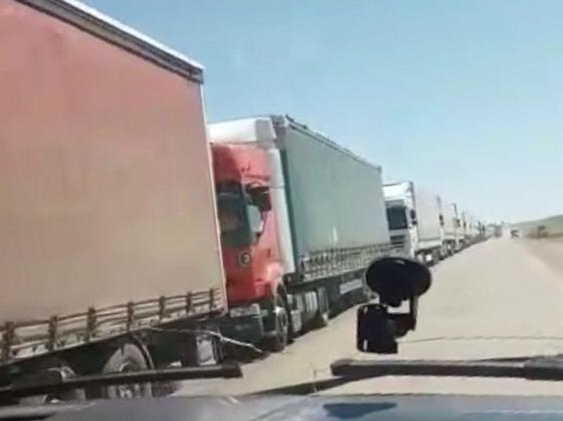 Затор из сотни большегрузов образовался на казахстанско-российской границе в ЗКО (фото, видео)