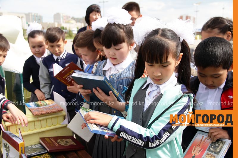 27 учеников посетили выставку книг на площади Первого Президента