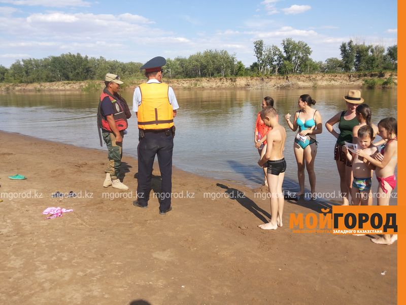 В Уральске сотрудник ЧС спас тонущую 5-летнюю девочку