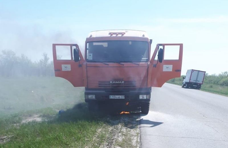 В ЗКО на трассе загорелся «Камаз»