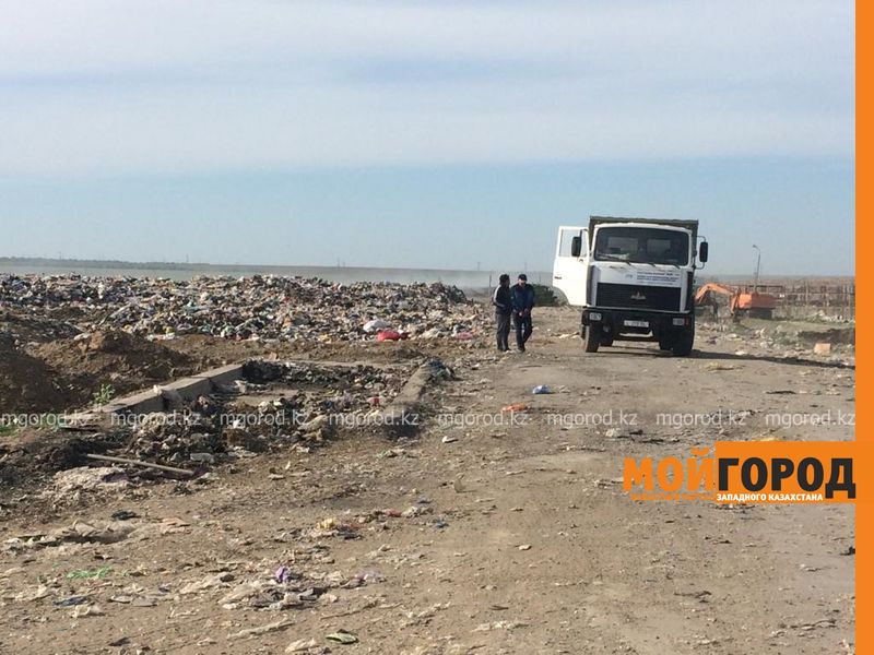 Глиной засыпают тления на полигоне ТБО в Уральске