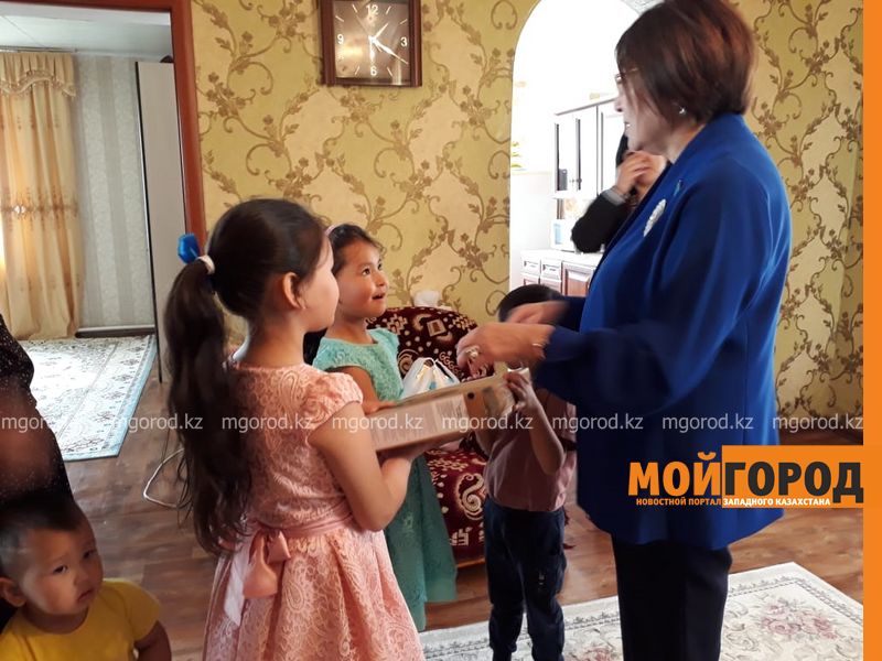Ноутбук подарили многодетной семье из Аксая депутаты сената