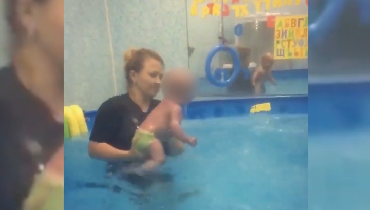 Родителей ужаснуло видео, на котором грудничка учат плавать