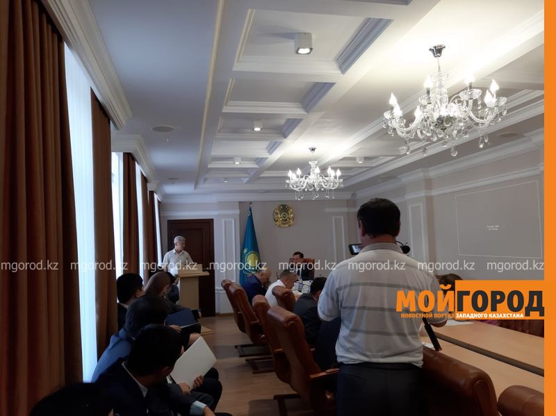 Служебную машину чиновника сняли на видео возле ресторана в Уральске