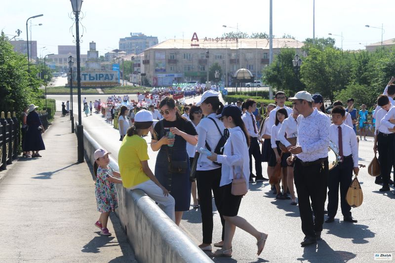 Во время  музыкального парада в Атырау около двух десятков несовершеннолетних получили солнечный удар