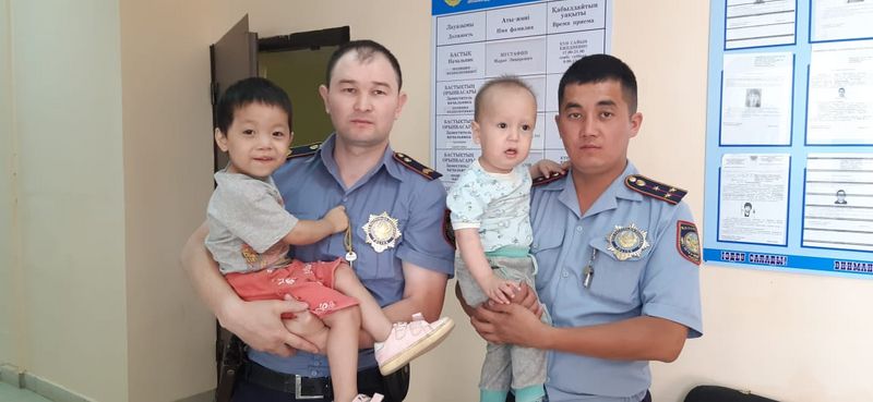 Полицейские нашли родителей потерявшихся малышей в Уральске