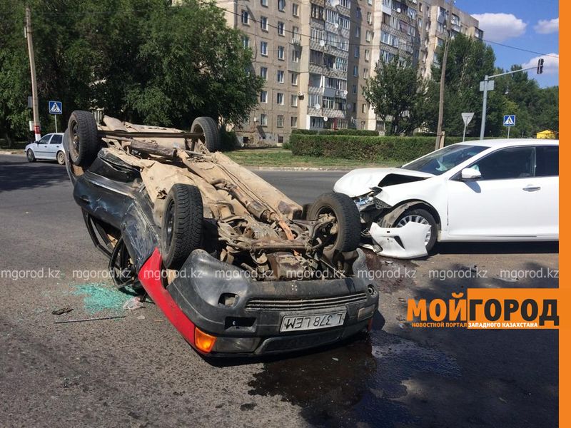 «Ауди» перевернулась на крышу в Уральске (фото, видео)