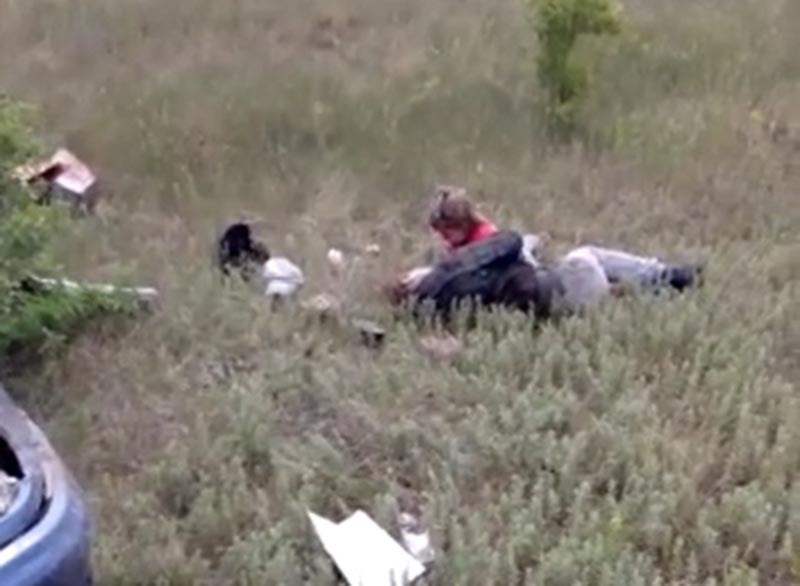 Плачущую рядом с мамой девочку на месте ДТП сняли на видео в ЗКО