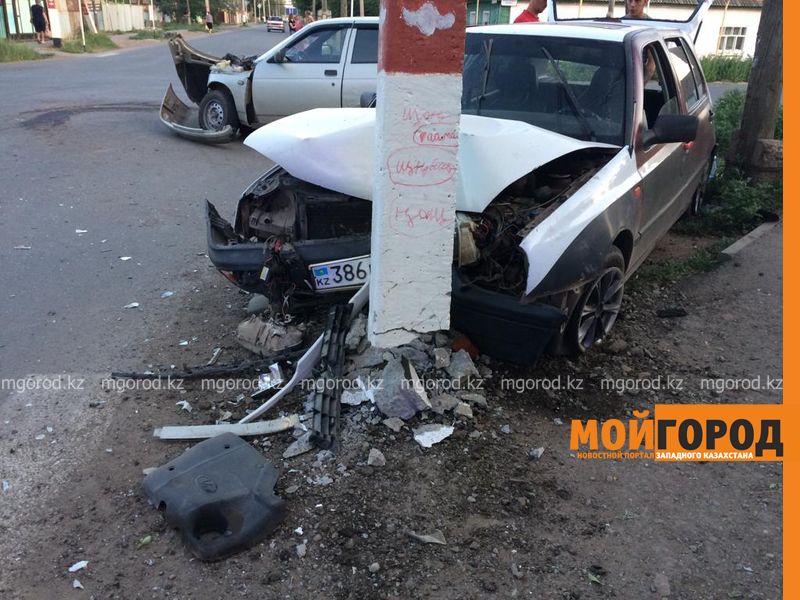 Легковая машина врезалась в столб в Уральске