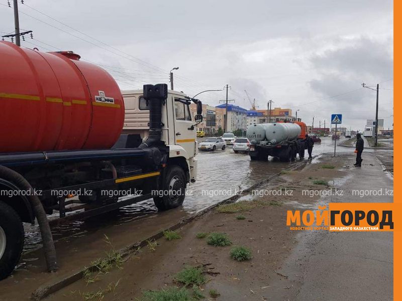Тысячу кубометров дождевой воды откачали аварийные бригады в Атырау