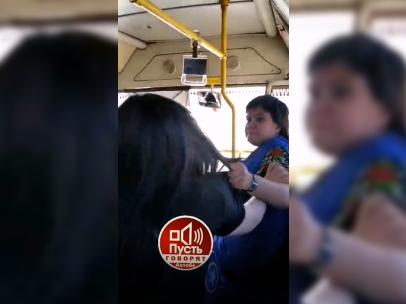 Кондуктор и пассажир подрались в автобусе в Актобе