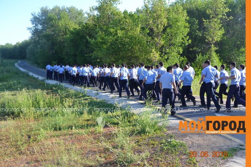 100 полицейских в форме пробежали в парке Уральска (фото)