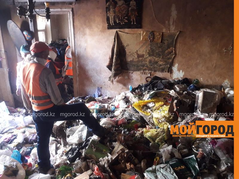 Более 30 тонн мусора вывезли из квартиры жительницы в Атырау (фото)