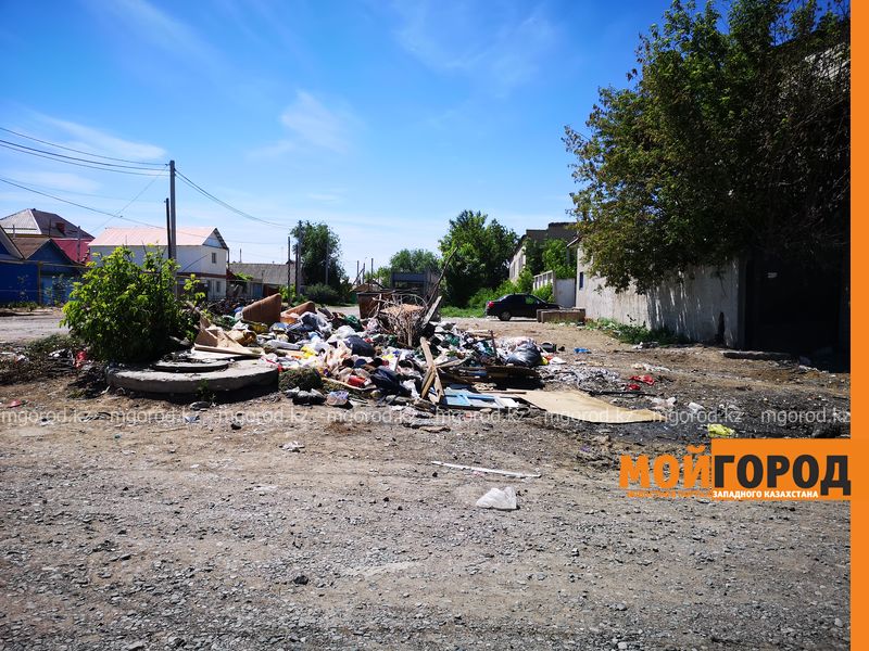 Депутат пожаловался на свалку мусора в районе центрального рынка в Уральске