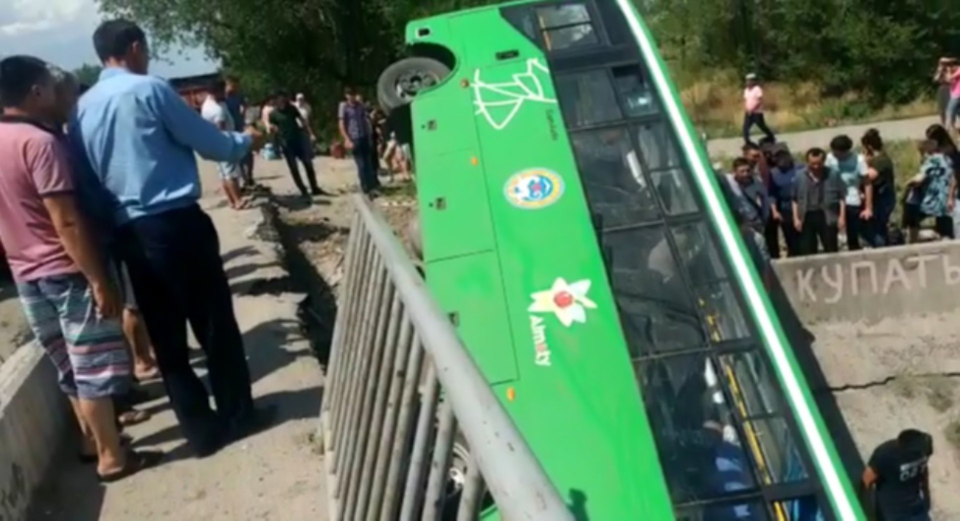 Перевернулся автобус с пассажирами под Алматы (видео)