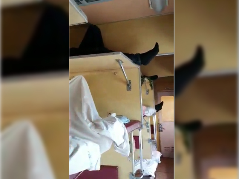 В тамбуре и на полках для багажа ездят пассажиры актюбинского поезда (видео)