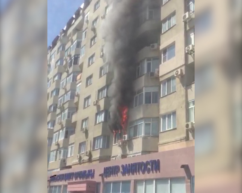 В Атырау горит многоэтажный дом (видео)