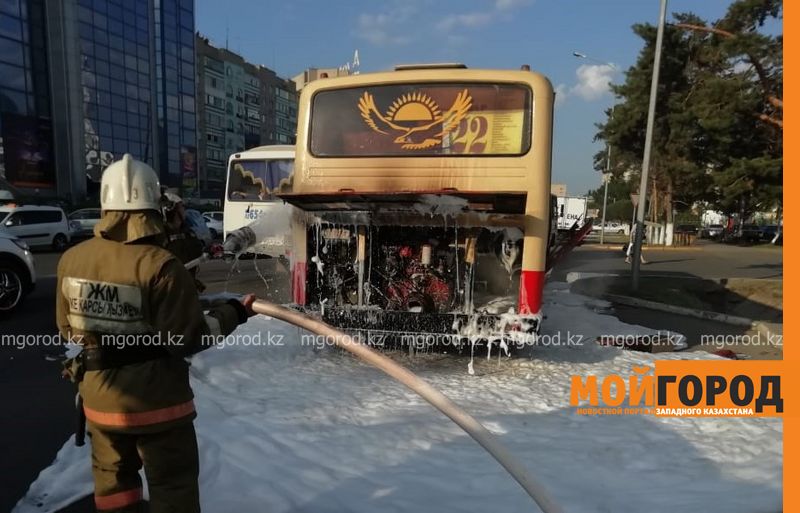 Автобус с пассажирами загорелся в Уральске