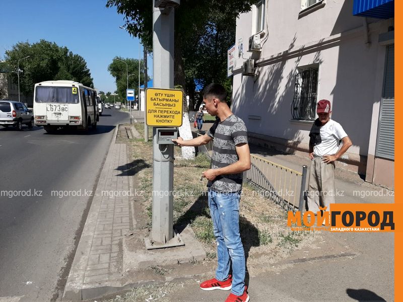 Два светофора с вызывными устройствами установили в Уральске    