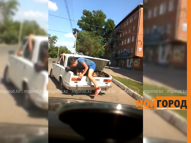 Уральцы передвигаются по городу в багажнике «копейки» (видео)