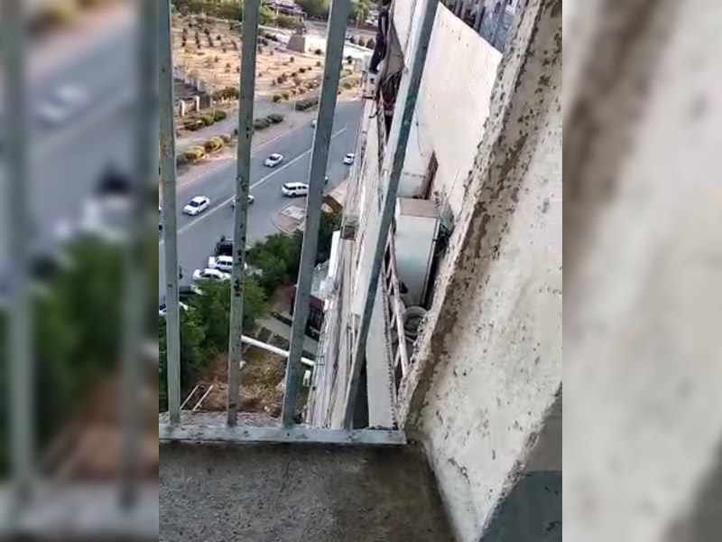 Поймали почти на лету - полицейские спасли мужчину от суицида (видео)