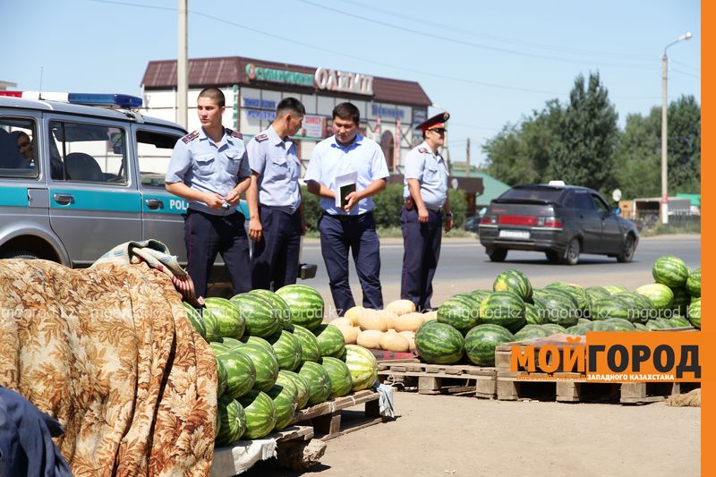 Продавцов арбузами и дынями разгоняют полицейские Уральска