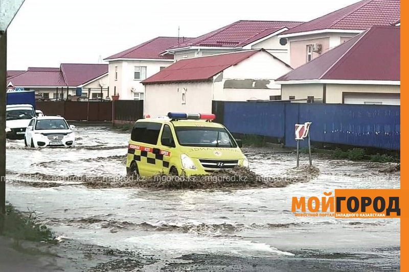 Сотни кубометров дождевой воды откачали в Атырау после сильного ливня