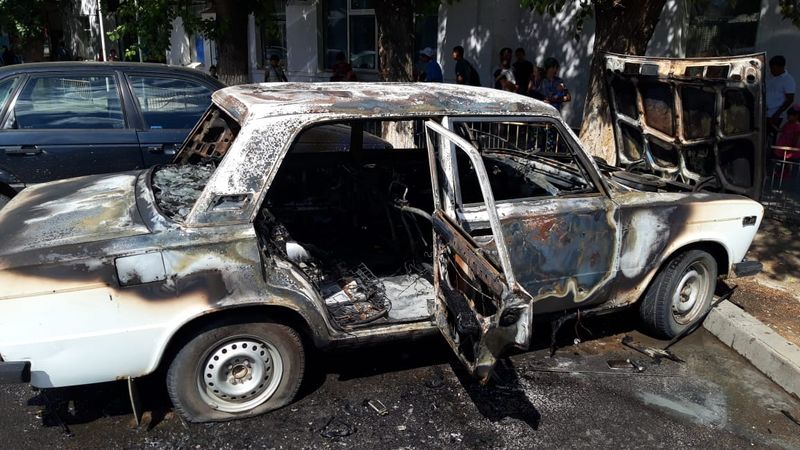 В Уральске загорелась машина: два человека попали в больницу