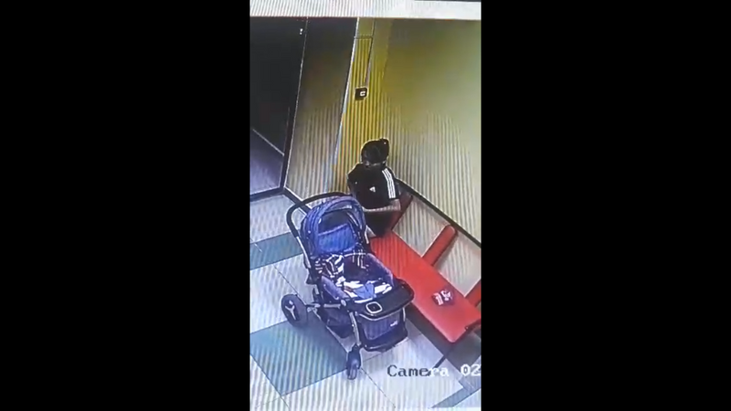 18-летняя девушка украла кошелек из детской коляски в Уральске (видео)