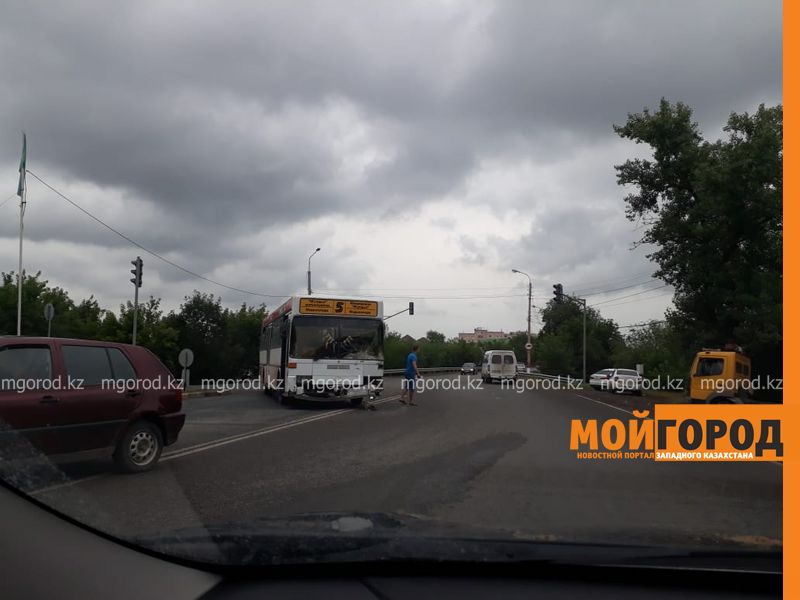 Пассажирский автобус столкнулся с легковушкой в Уральске