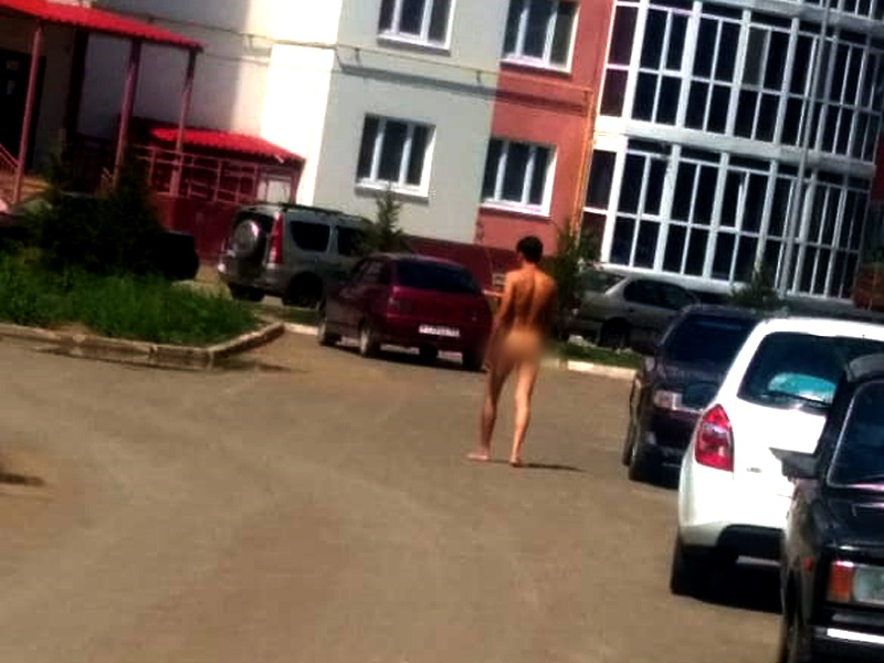 Голый мужчина разгуливал во дворе многоэтажки в Уральске