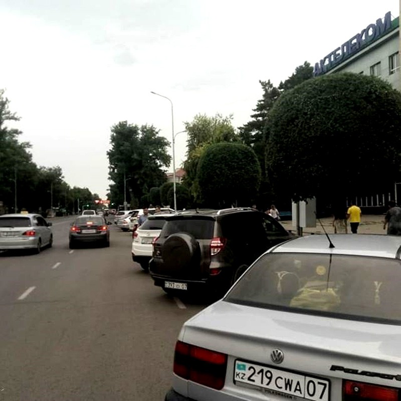 На главном проспекте Уральска запретили парковаться «ёлочкой»