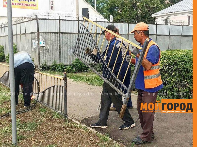 Металлические заборы и ограждения убирают на улицах Уральска