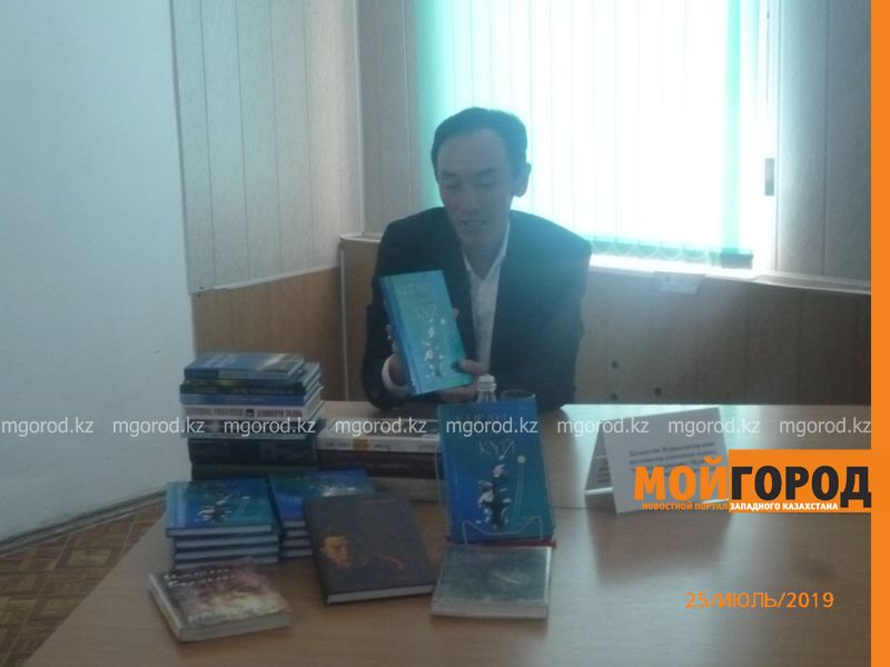 Известный писатель подарил свои книги библиотеке следственного изолятора Уральска