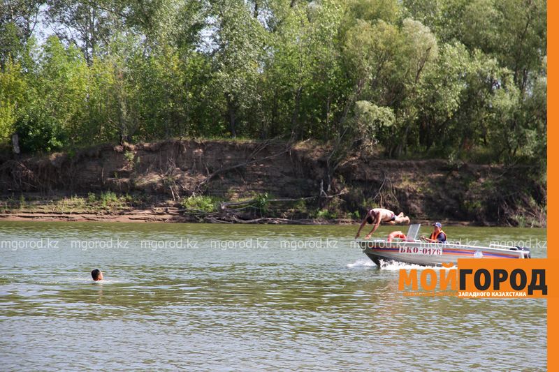 Купальный сезон в Атырау завершен, но горожане продолжают купаться