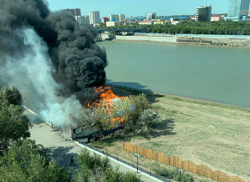 На набережной Атырау сгорело кафе (фото, видео)
