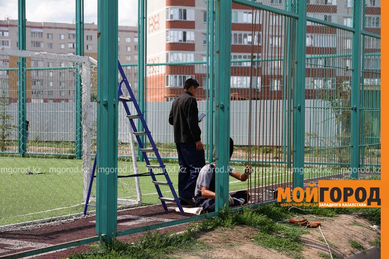 Аким Уральска проверил ход работ по благоустройству дворов