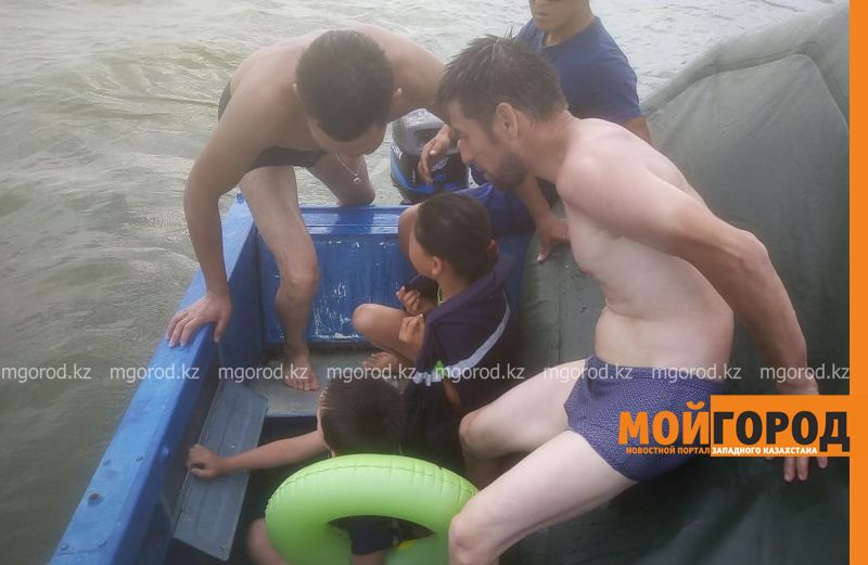 Четыре человека унесло в лодке на озере ЗКО