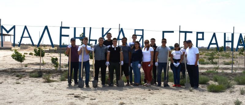 Полицейские Атырау помогли высадить черешневый сад